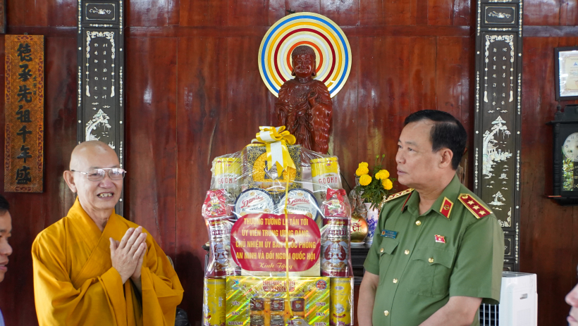 Thượng tướng L&ecirc; Tấn Tới thăm, ch&uacute;c tết v&agrave; tặng qu&agrave; c&aacute;c cơ sở thờ tự, chức sắc t&ocirc;n gi&aacute;o 