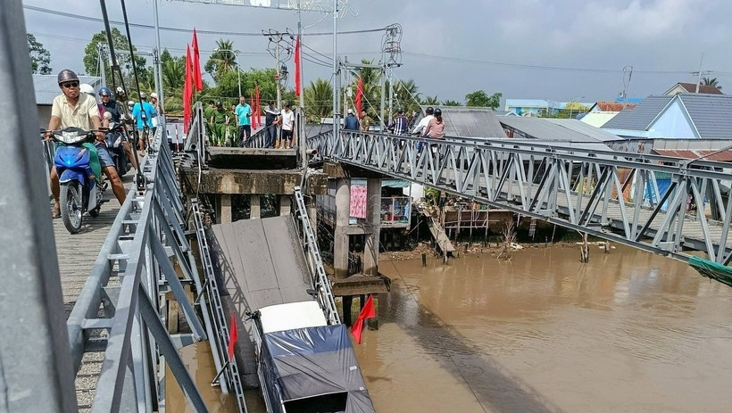 Sập cầu 30/4 ở Cần Thơ, xe tải chở gạo rơi xuống s&ocirc;ng