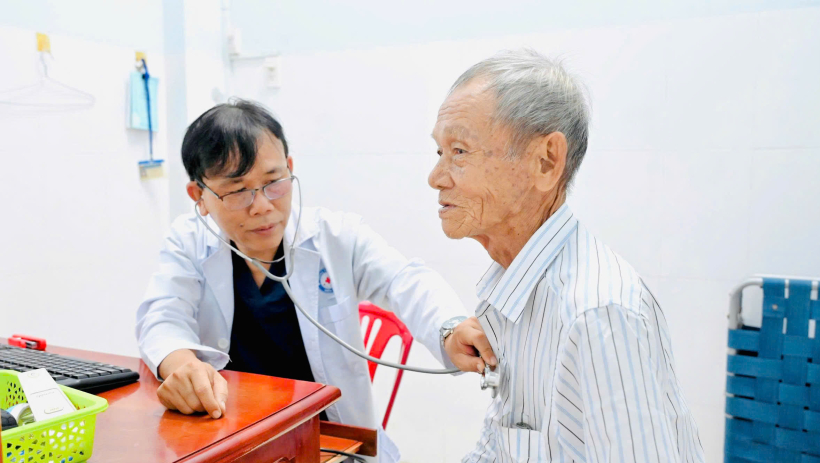 B&aacute;c sĩ Phạm Văn Vinh &ndash; Người "giữ lửa&rdquo; y tế cơ sở