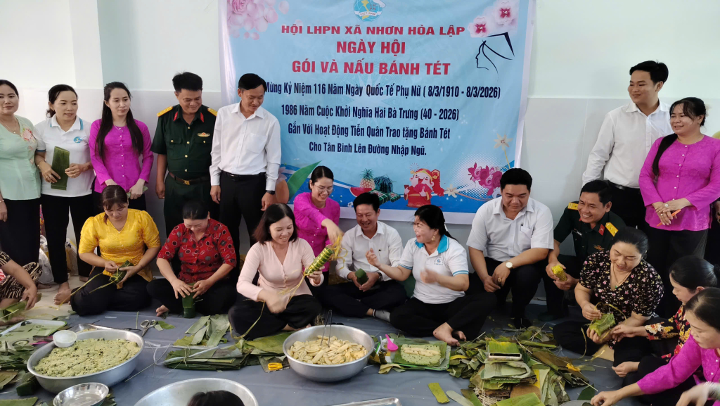 Cán bộ, công chức cơ quan và lực lượng Dân quân tự vệ xã cùng nhau gói bánh