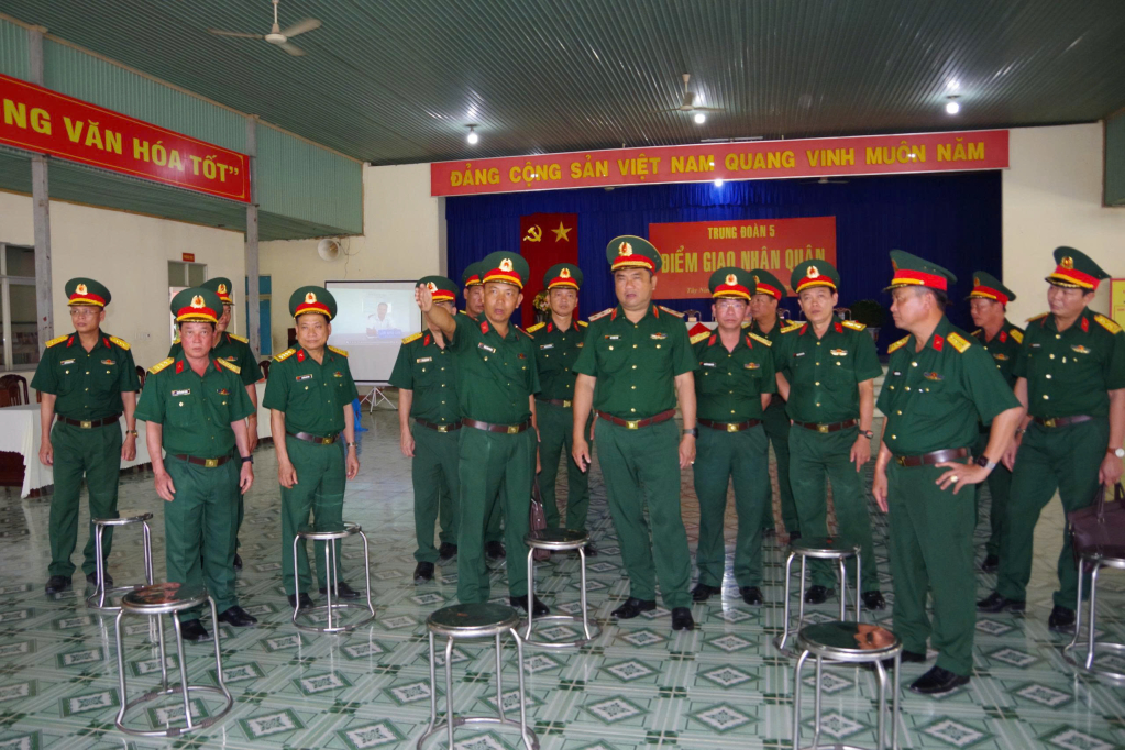 Bộ Tư lệnh Quân khu 7 kiểm tra công tác tiếp nhận chiến sĩ mới tại điểm giao nhận quân của Trung đoàn 5, Sư đoàn 5