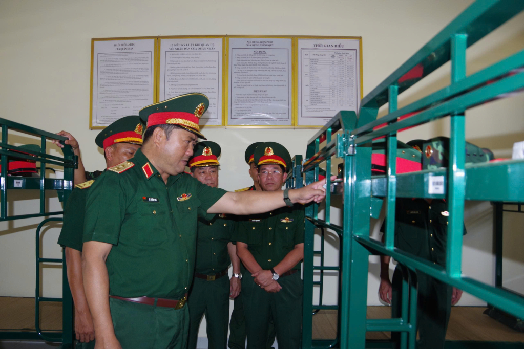 Tư lệnh Quân khu kiểm tra giường ngủ của chiến sĩ mới
