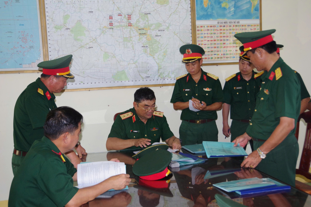 Tư lệnh Quân khu kiểm tra giáo án huấn luyện của cán bộ Tiểu đoàn 2, Trung đoàn 4