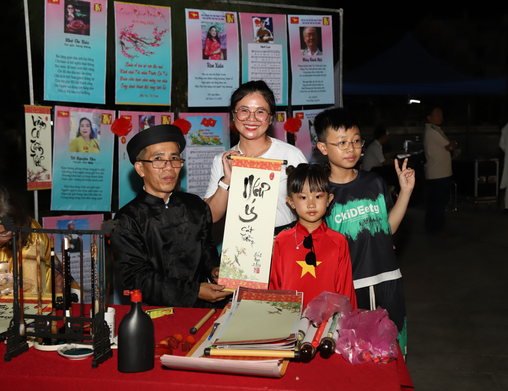 Hoạt động cho chữ đầu xuân được nhiều người dân thích thú