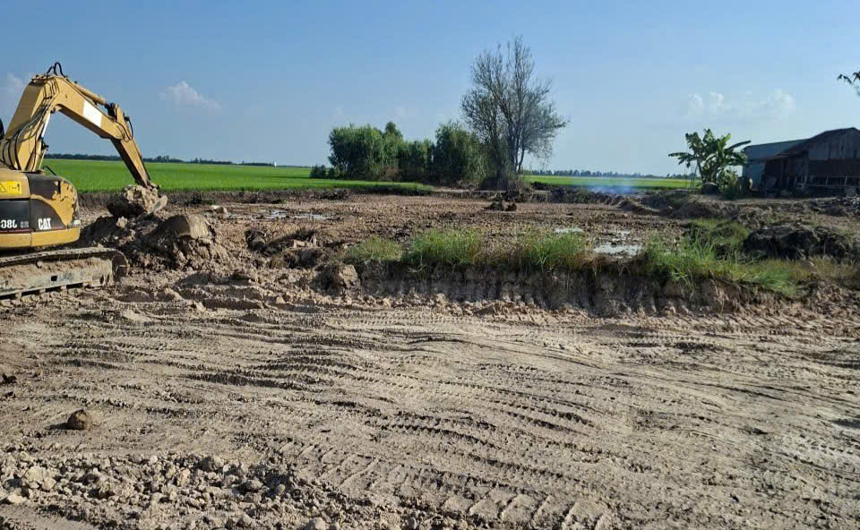 Công an xã Bình Hiệp lập biên bản đình chỉ hoạt động khai thác đất