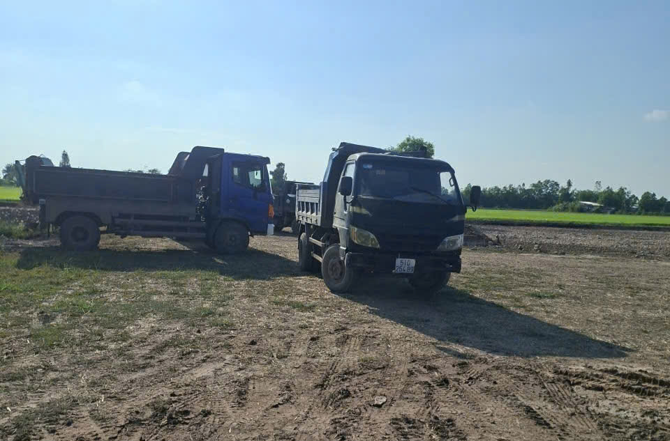 Công an xã Bình Hiệp tạp giữ phương tiện khai thác đất