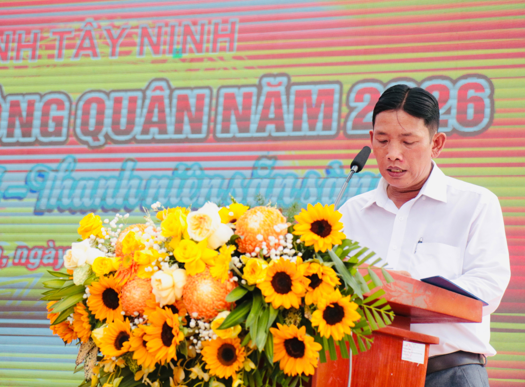 Chủ tịch UBND xã Bình Thành Nguyễn Văn Tèo phát biểu động viên thanh niên lên đường nhập ngũ