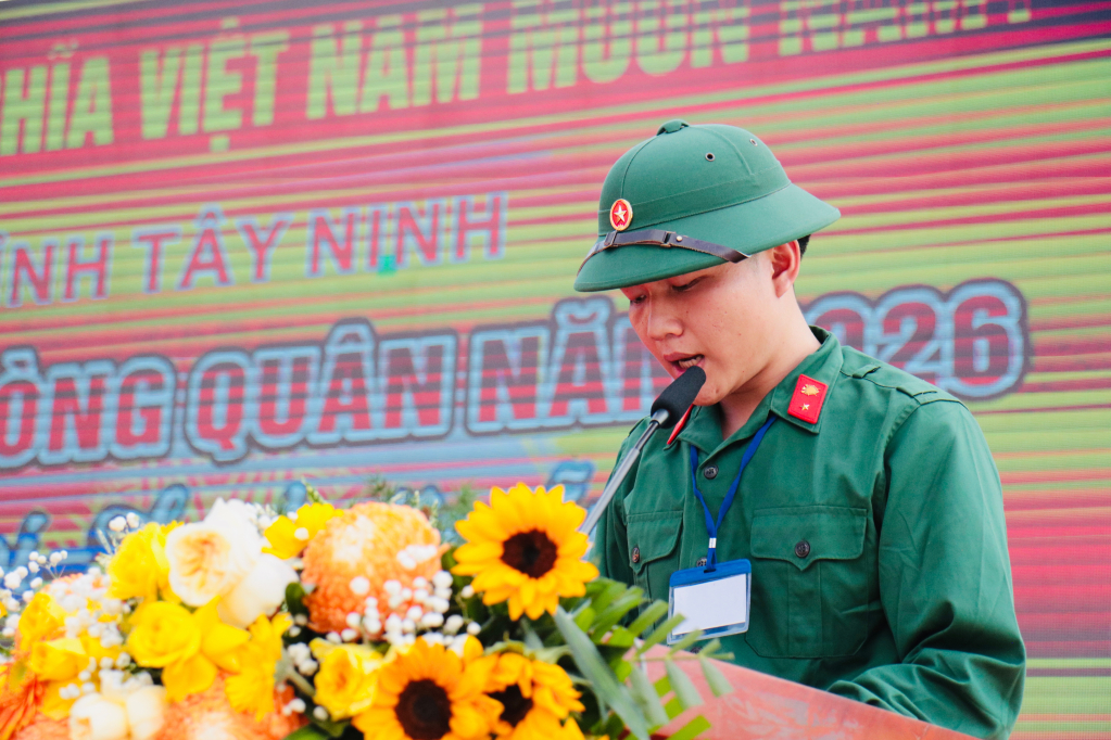 Tân binh Lê Triệu Phú đại diện thanh niên trúng tuyển phát biểu tại Hội trại