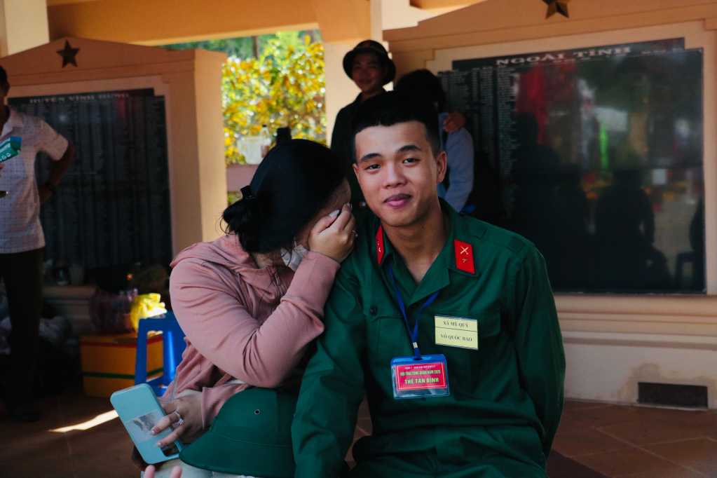 Thanh niên và thân nhân chụp ảnh lưu niệm tại Hội trại tòng quân