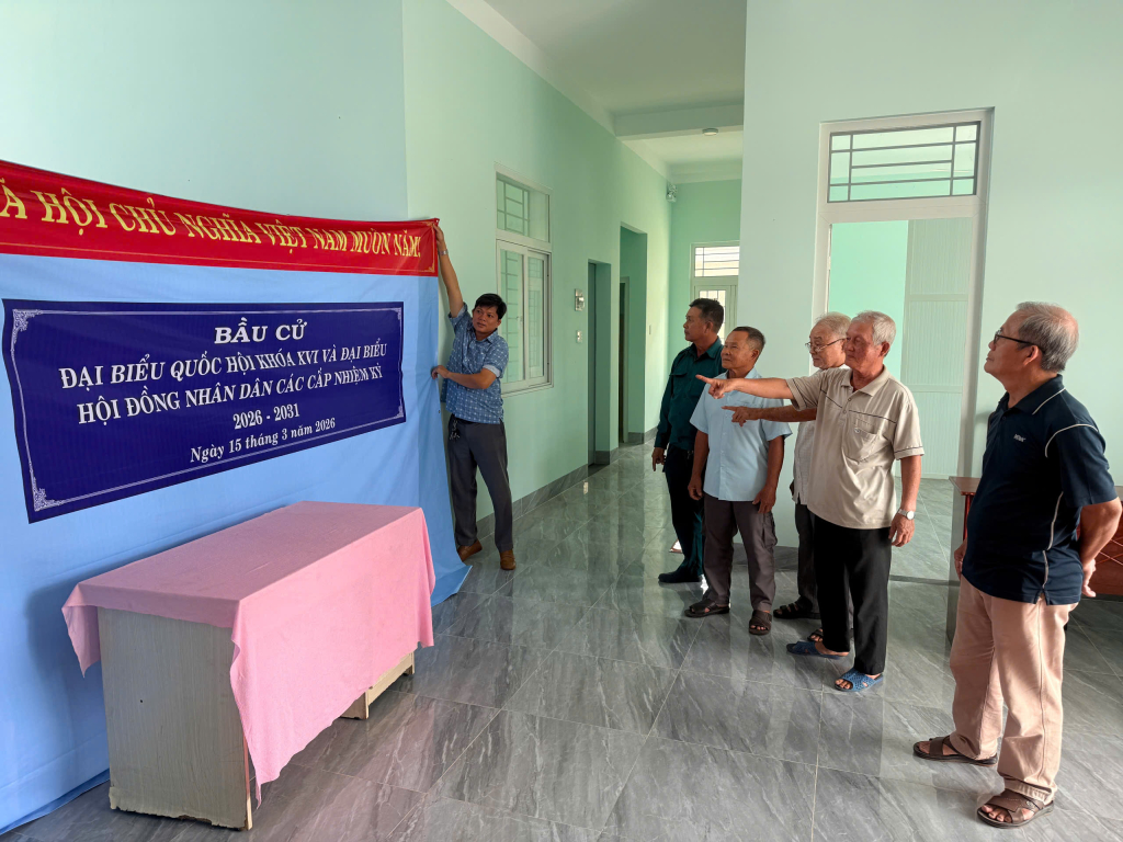 Các tổ bầu cử tại xã Bến Lức đang khẩn trương trang trí khánh tiết