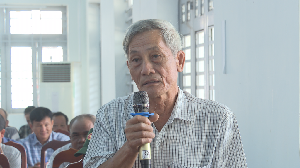 Cử tri xã Tân Đông phát biểu tại Hội nghị