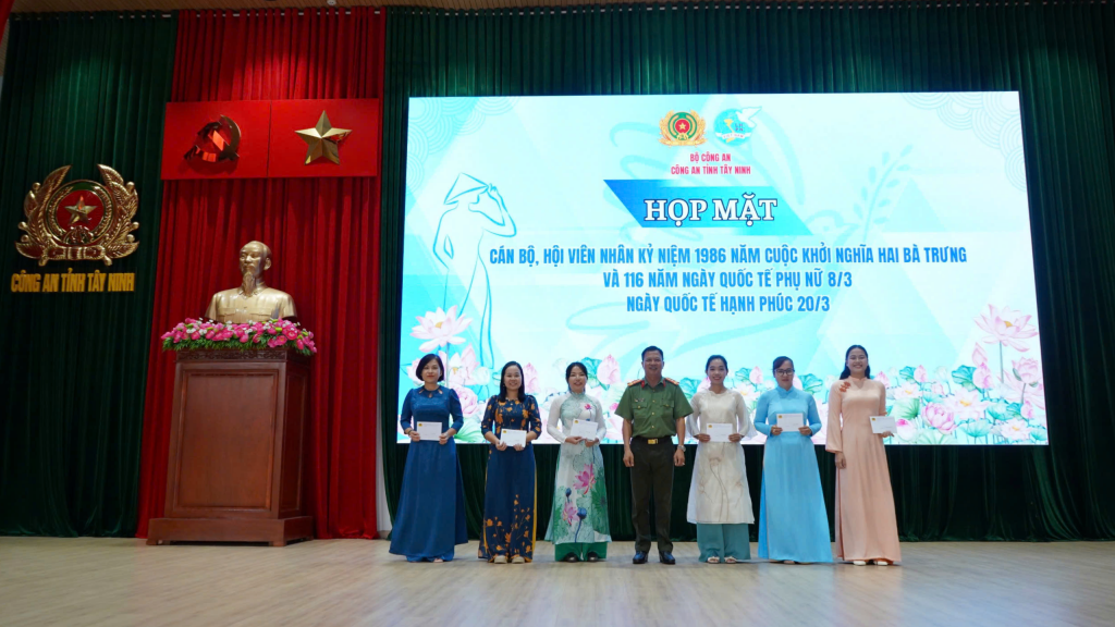 Đại tá Phan Văn Triều - Phó Giám đốc Công an tỉnh trao giải cho các đơn vị có thành tích xuất sắc trong Hội thi cắm hoa