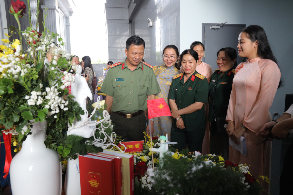 Đại tá Phan Văn Triều tham quan các tác phẩm trong Hội thi cắm hoa