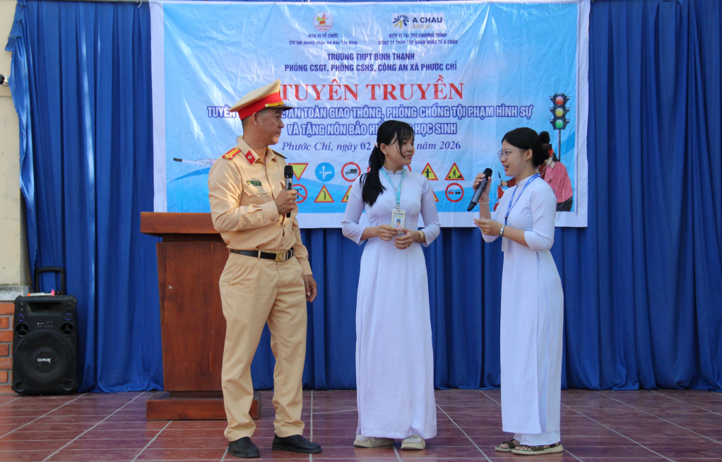 Học sinh tham gia trả lời các câu hỏi về an toàn giao thông