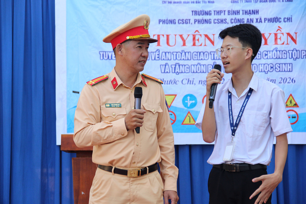 Việc Cảnh sát giao thông trực tiếp đến trường để tuyên truyền đã giúp học sinh có cơ học trao đổi, nhờ giải đáp các thắc mắc về an toàn giao thông