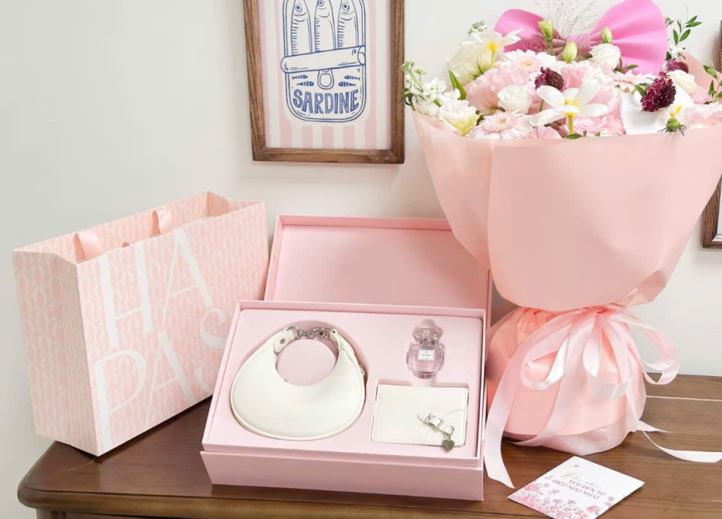 Hộp qu&agrave; g&oacute;i trọn y&ecirc;u thương