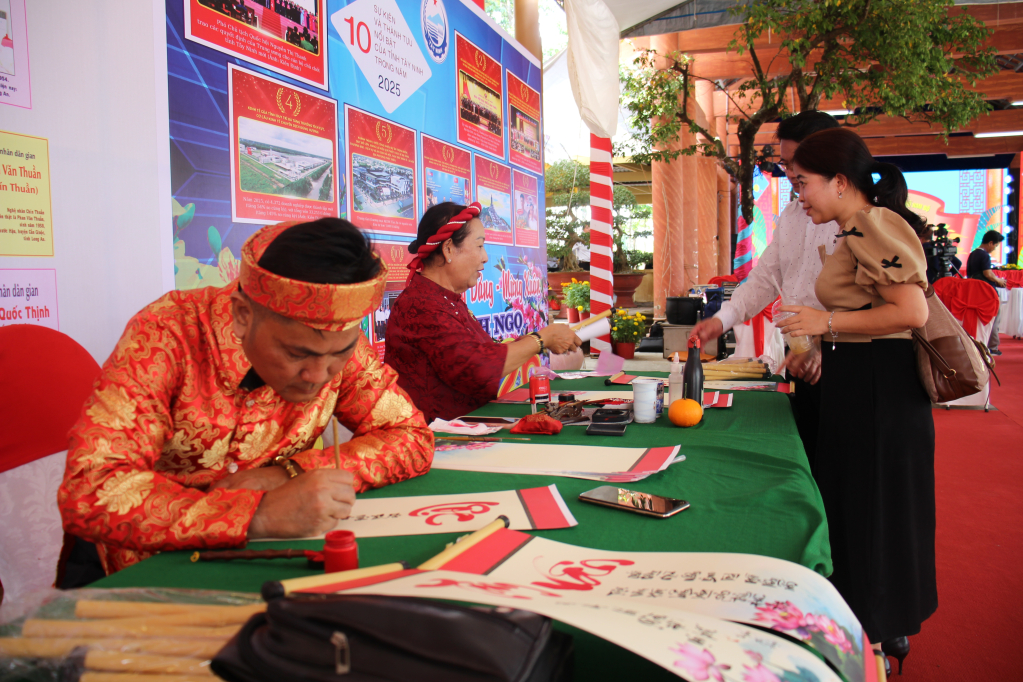 Không gian trình diễn thư pháp thu hút người dân và du khách 