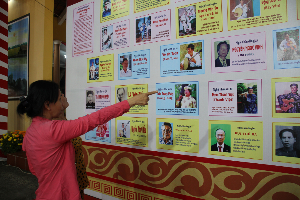 Người dân tham quan không gian triển lãm ảnh 