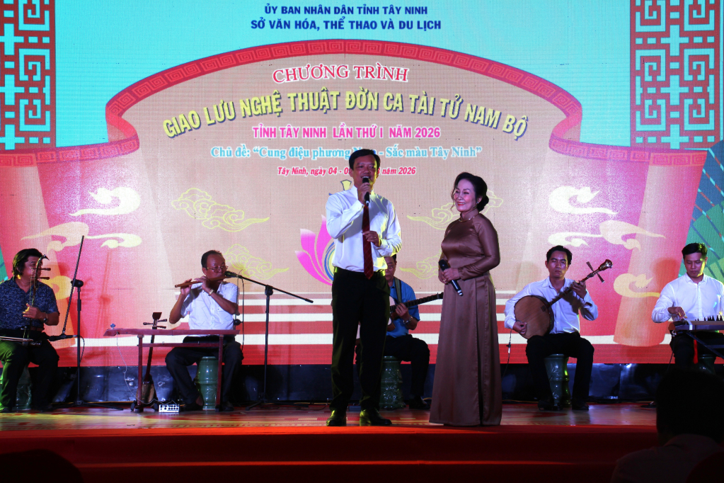 Các nghệ sĩ biểu diễn phục vụ người dân vào buổi tối 