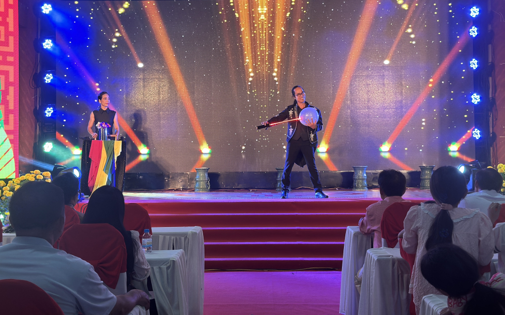 Tiết mục ảo thuật sôi động, mang đến không khí vui tươi và hấp dẫn cho chương trình