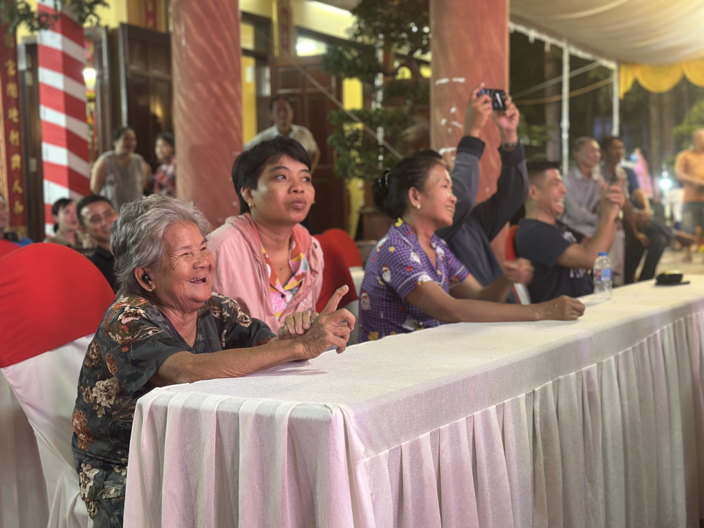 Người dân thích thú xem các tiết mục 