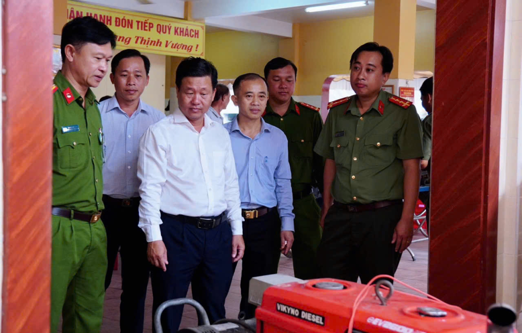 Đoàn công tác kiểm tra khu vực bố trí máy phát điện