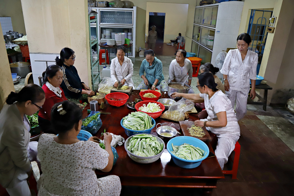 Từ sáng sớm, gian bếp của Báo Ân Đường đã rộn ràng người đến sơ chế, nấu nướng