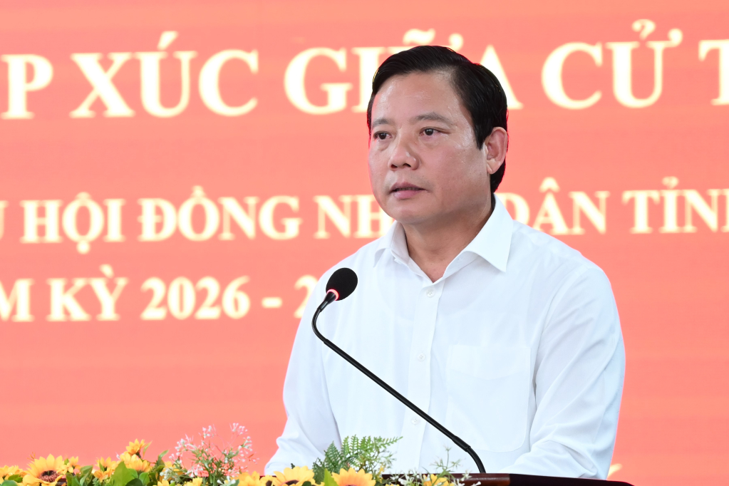 Ứng cử viên Phạm Tấn Hòa thay mặt các ứng viên giải đáp một số nội dung cử tri đưa ra