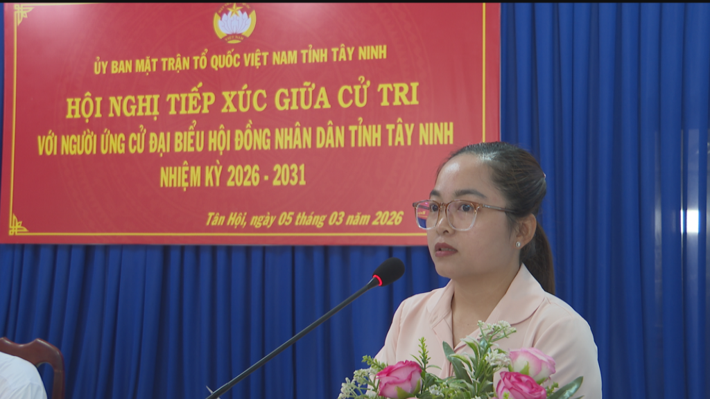 Ứng cử viên Nguyễn Võ Thị Ngọc Giàu trình bày chương trình hành động trước cử tri