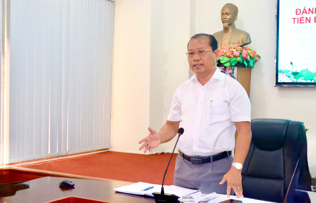 “Trưởng Ban Quản lý Khu kinh tế tỉnh Trương Thanh Liêm nhấn mạnh quyết tâm tháo gỡ khó khăn, đẩy nhanh giải phóng mặt bằng, tạo điều kiện để các khu công nghiệp sớm đi vào hoạt động.”