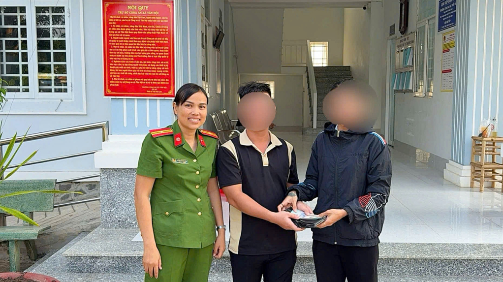 Chủ qu&aacute;n c&agrave; ph&ecirc; nhặt được của rơi, trả lại người mất