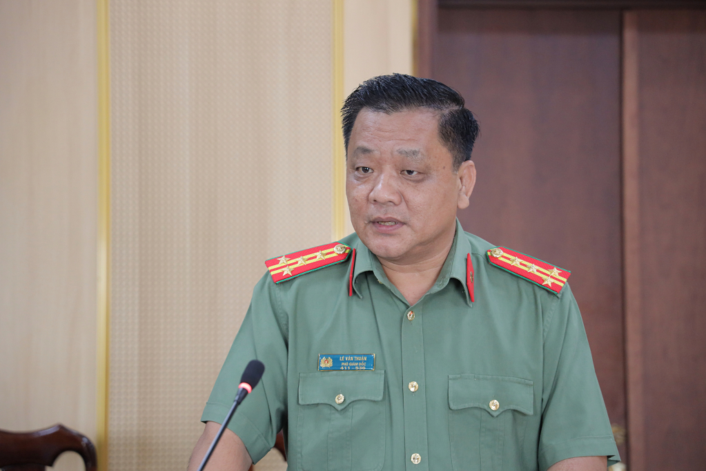 Đại tá Lê Văn Thuận - Phó Giám đốc Công an tỉnh, Phó trưởng Tiểu ban An ninh, trật tự, an toàn xã hội, chủ trì hội nghị