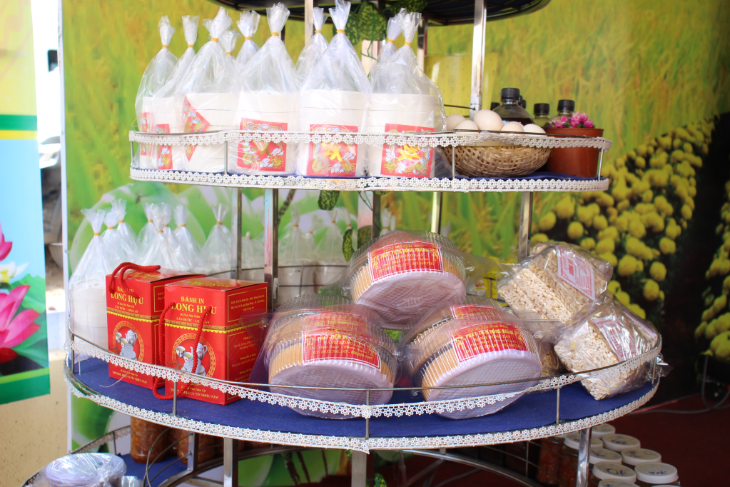 Các sản phẩm OCOP và nông sản của các địa phương lân cận cũng được giới thiệu tại lễ hội 