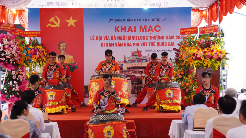 Đánh trống khai mạc lễ