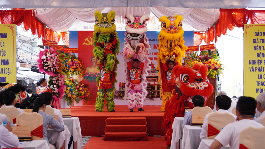 Rộn ràng múa lân khai mạc hội