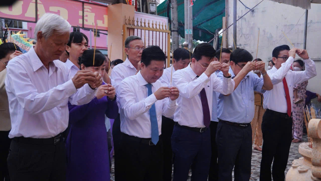 Đại biểu dâng hương tại Miếu Bà Ngũ Hành Long Thượng