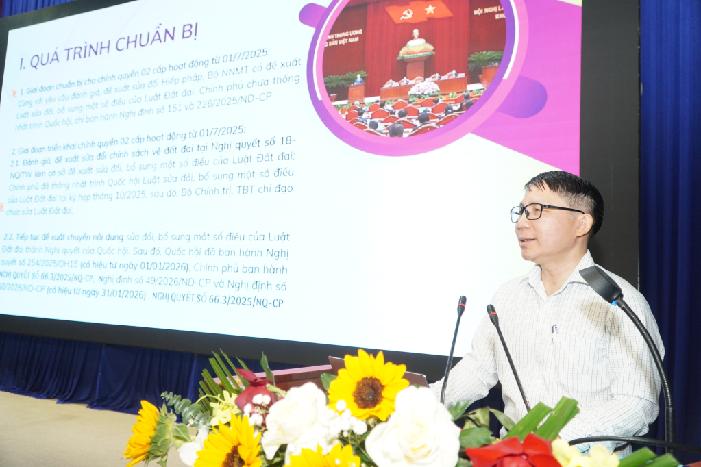 Đại diện đoàn công tác Cục Quản lý đất đai triển khai các nội dung tại hội nghị