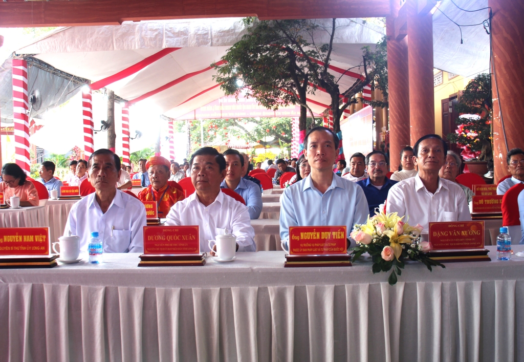 Đại biểu tham dự buổi lễ 