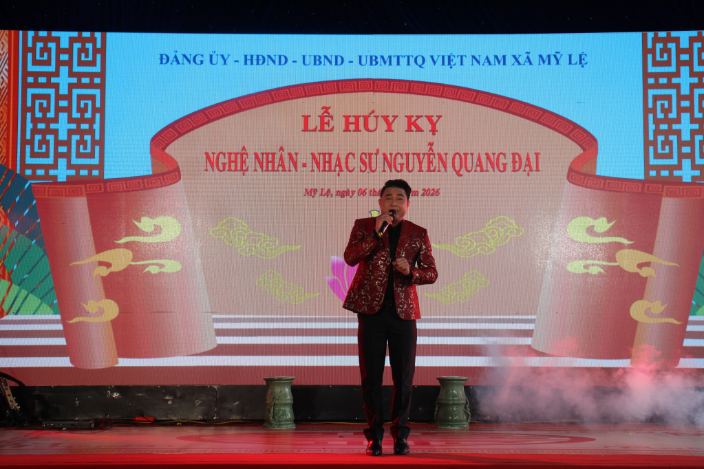 Nghệ sĩ biểu diễn đờn ca tài tử tại buổi lễ 