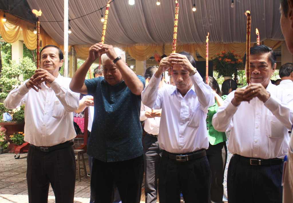 Đoàn đại biểu dâng hương 