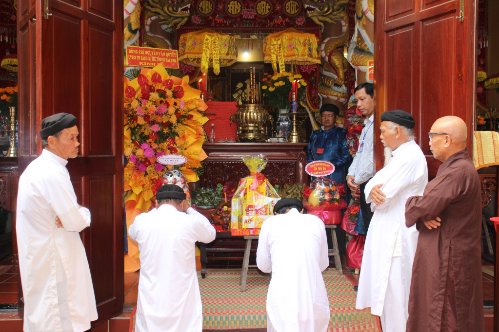 Người dân từ khắp nơi về dâng hương Nghệ nhân - Nhạc sư Nguyễn Quang Đại 