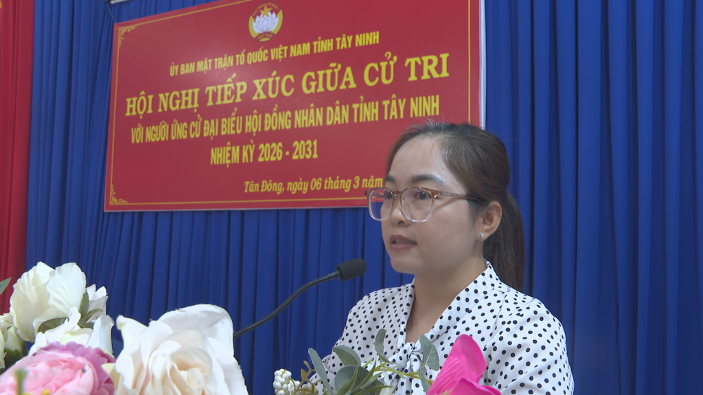 Nguyễn Võ Thị Ngọc Giàu trình bày chương trình hành động trước cử tri xã Tân Đông