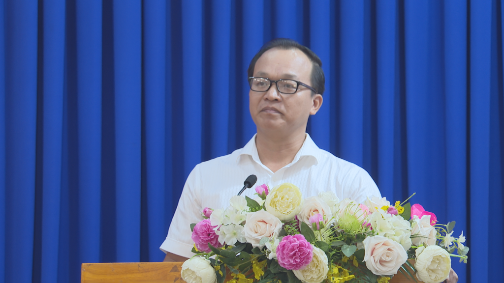 Ứng cử viên Võ Quốc Khánh trình bày chương trình hành động trước cử tri xã Tân Đông