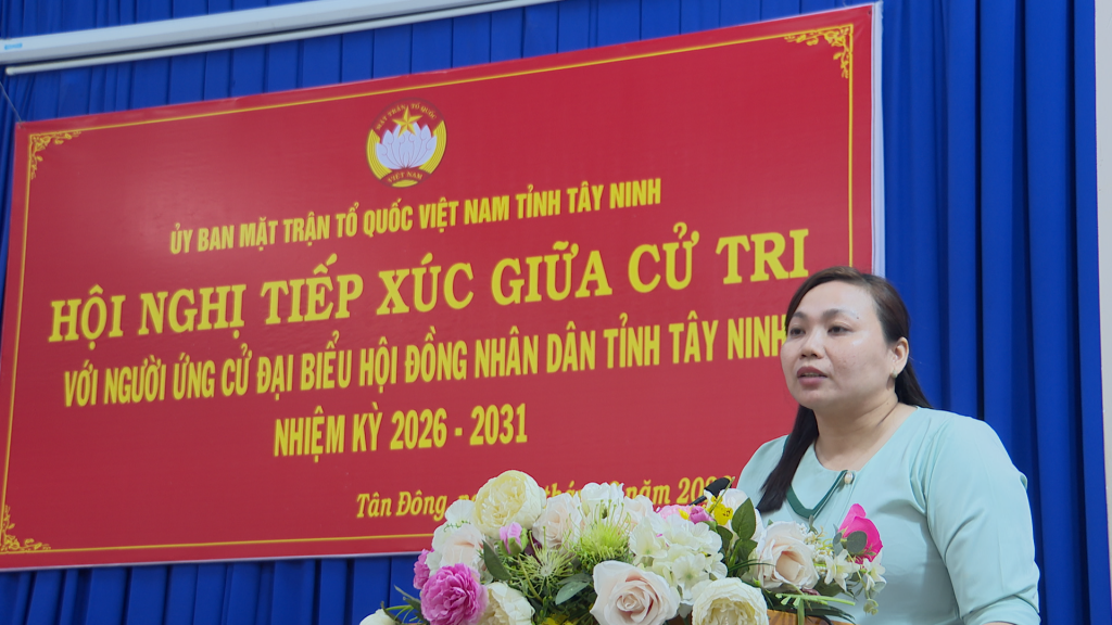 Ứng cử viên Trần Vũ Yến Phương trình bày chương trình hành động trước cử tri xã Tân Đông