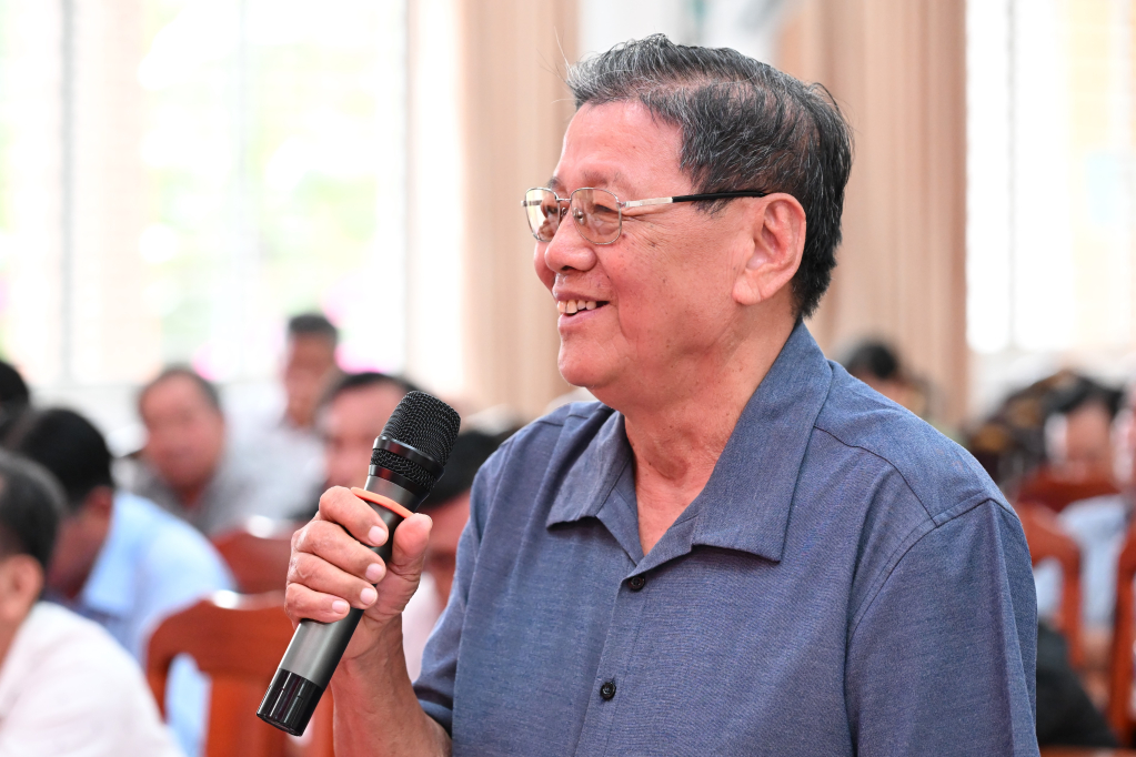 Cử tri phường Khánh Hậu bày tỏ sự đồng tình với chương trình hành động của các ứng cử viên