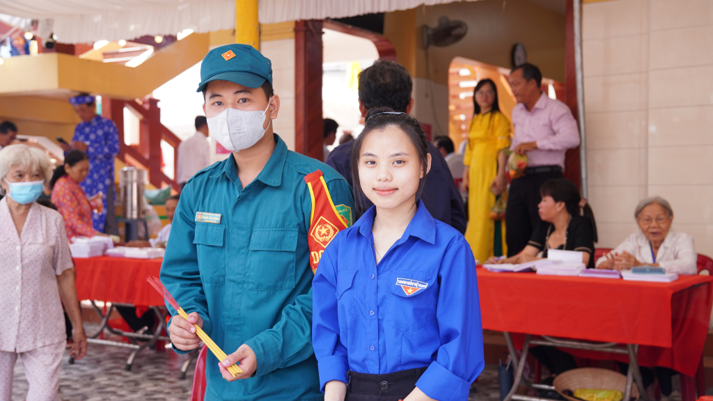 Lực lượng đoàn viên phối hợp cùng dân quân tự vệ xã Phước Lý trực tại các bàn phát nhang miễn phí