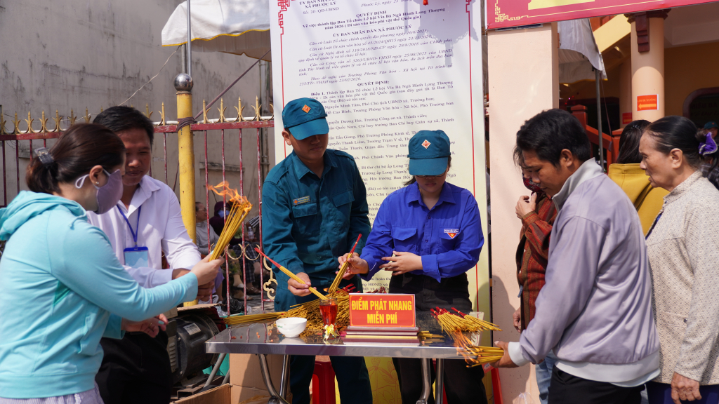 Sự hỗ trợ của lực lượng thanh niên tình nguyện giúp hoạt động viếng lễ diễn ra thuận lợi, trật tự