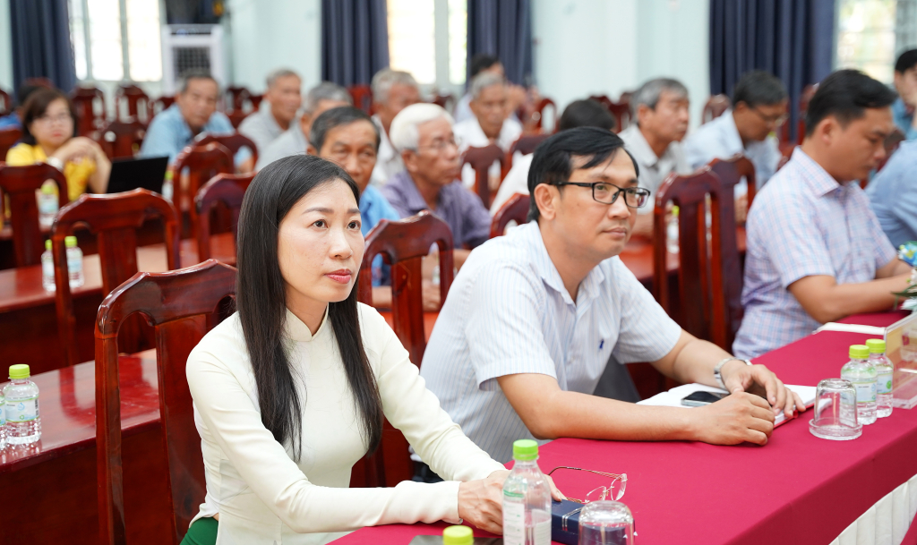 Tỉnh ủy viên, Phó trưởng đoàn chuyên trách Đoàn ĐBQH tỉnh Hoàng Thị Thanh Thúy tham dự hội nghị
