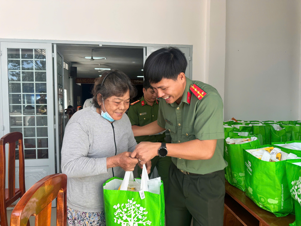 Đoàn viên hỗ trợ trao tặng quà cho người dân