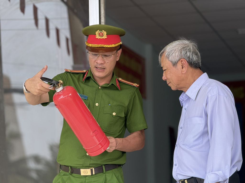 Công an xã Cần Đước triển khai các phương án bảo đảm an ninh tại các khu vực bỏ phiếu